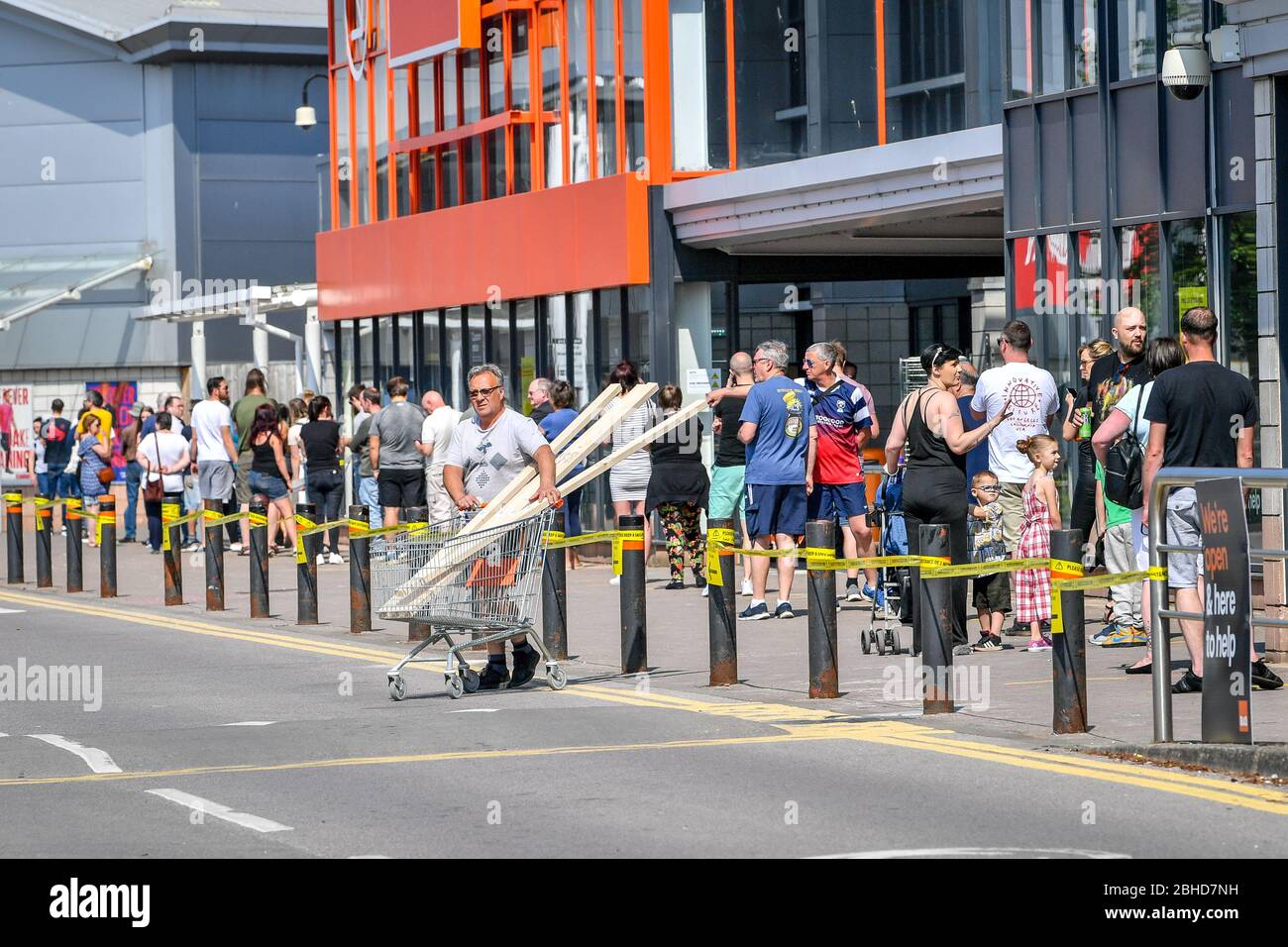 De longues files d'attente à l'extérieur d'un magasin de bricolage B&Q à Bristol tandis que le Royaume-Uni continue à se verrouiller pour aider à freiner la propagation du coronavirus. Banque D'Images