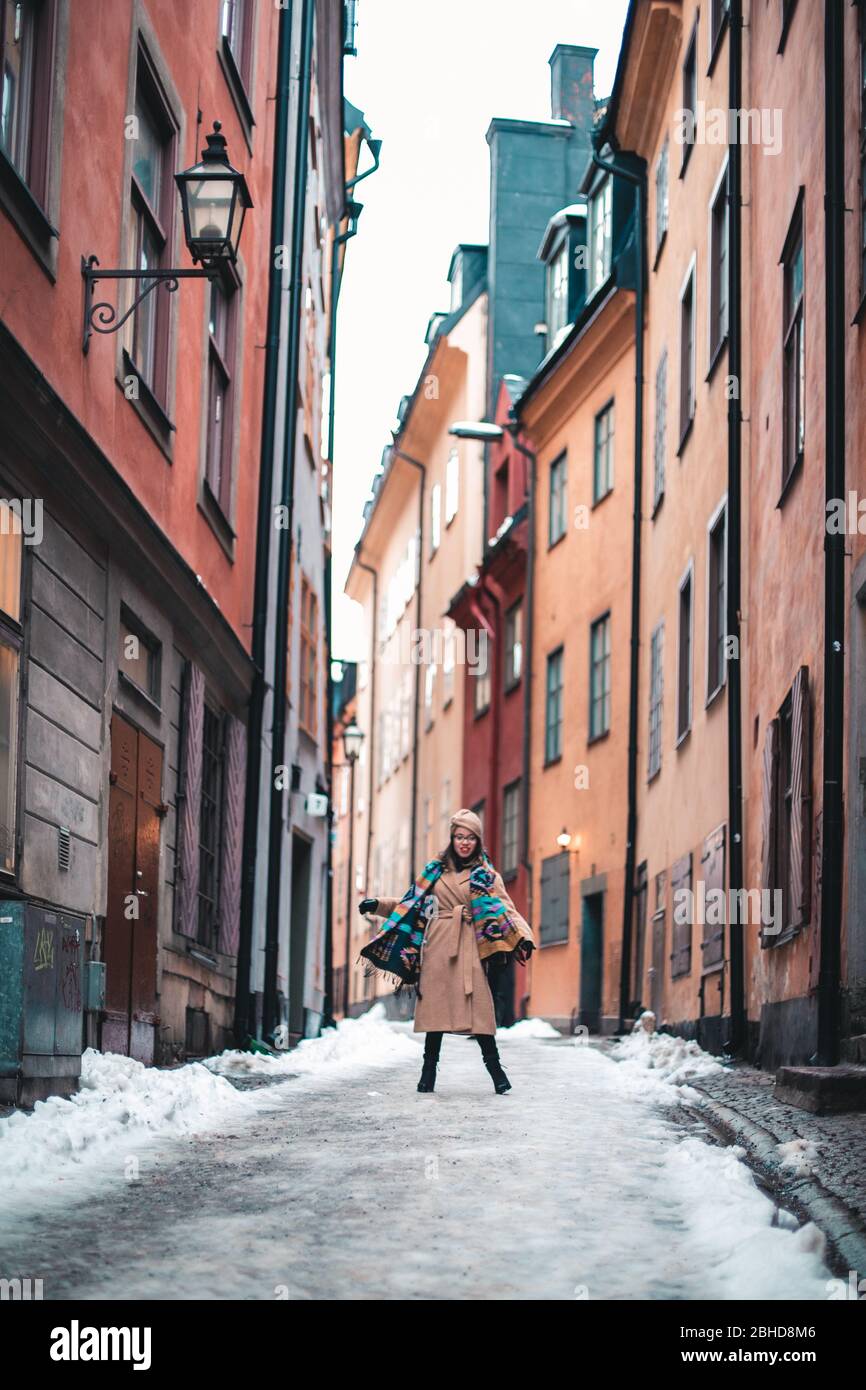 Une personne qui marche sur un trottoir couvert de neige à Gamla Stan Stockholm. Photo de haute qualité Banque D'Images