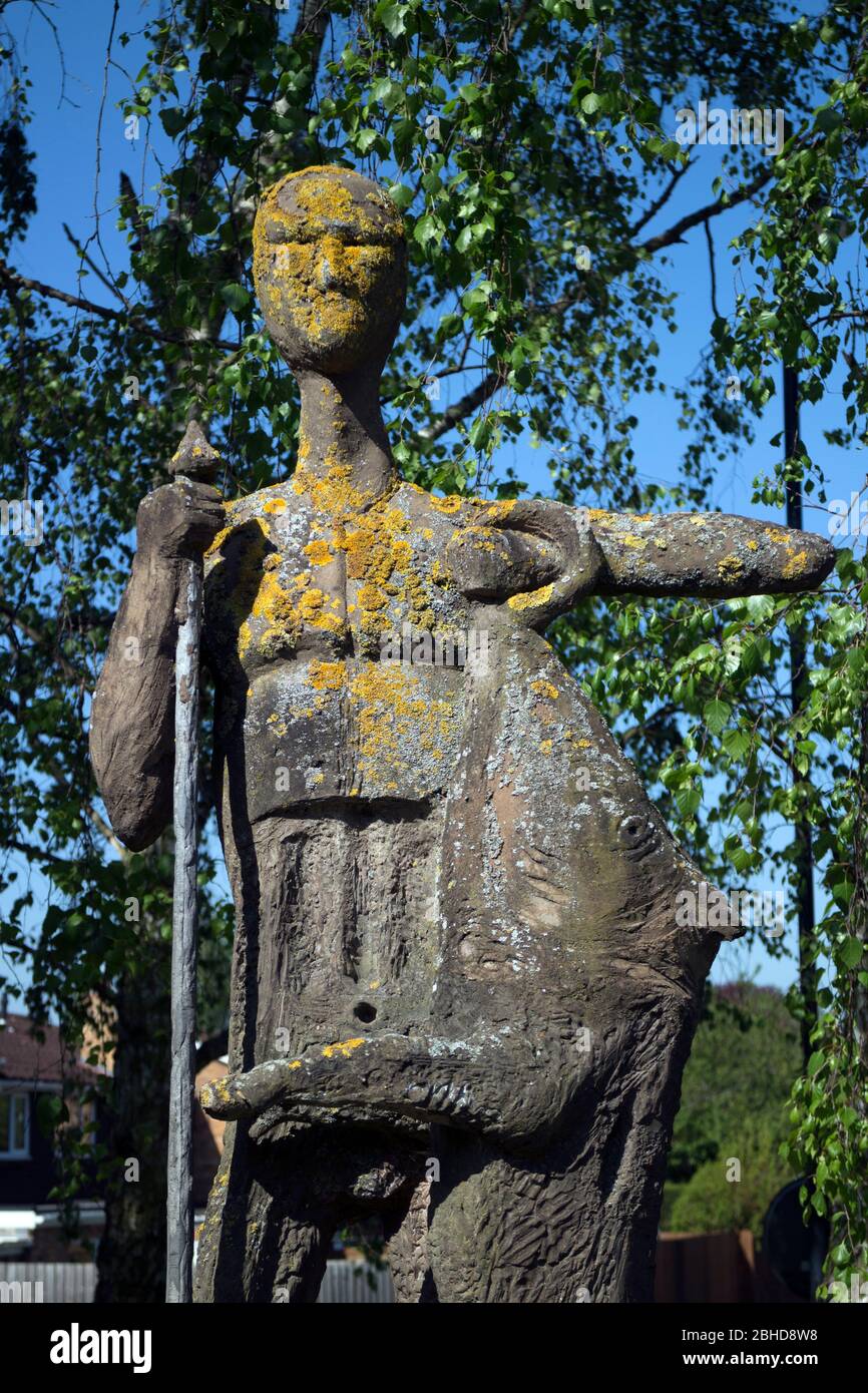 Guy de Warwick et la statue de boar sur une île de trafic à Coventry Road, Warwick, Warwickshire, Royaume-Uni Banque D'Images