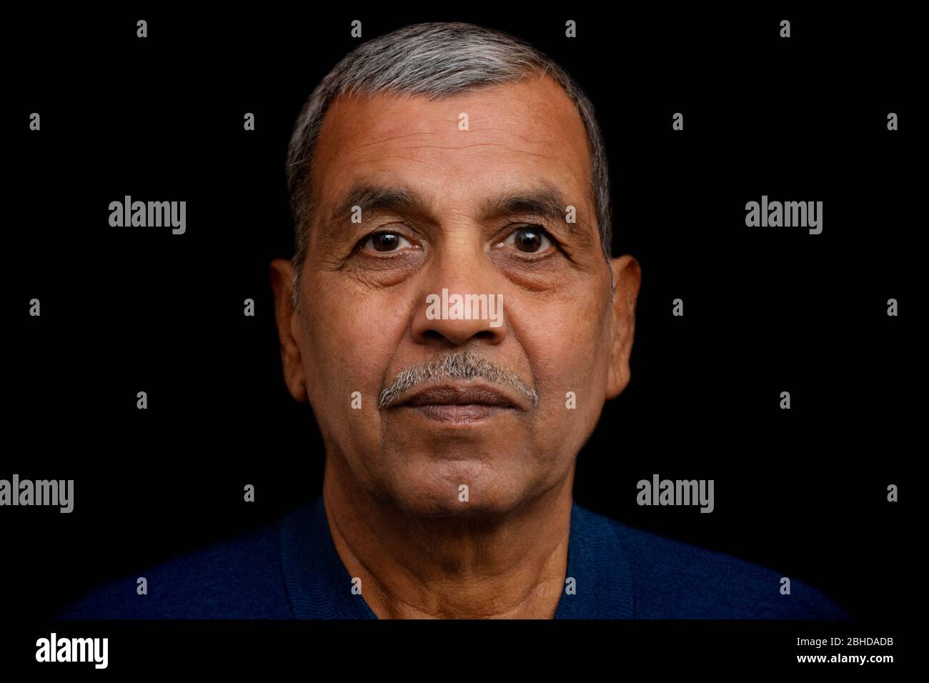 Close-up portrait of happy senior man sur fond noir Banque D'Images