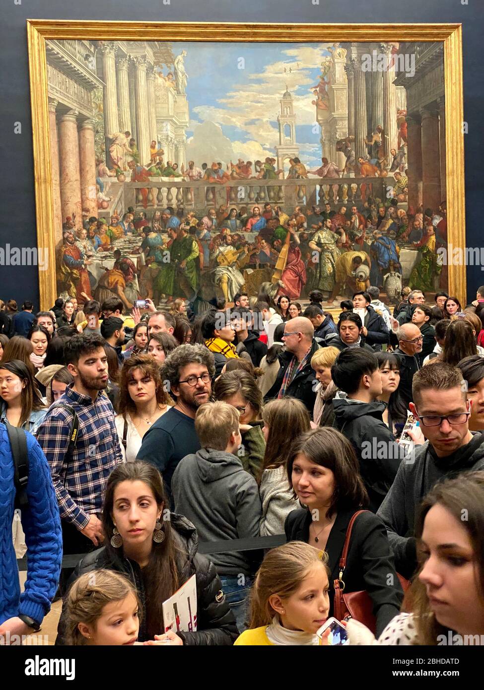 Pais, France, 21 février 2020, dense foule de touristes au musée du Louvre, devant les noces de Cana. Grand nombre de personnes non identifiées Banque D'Images