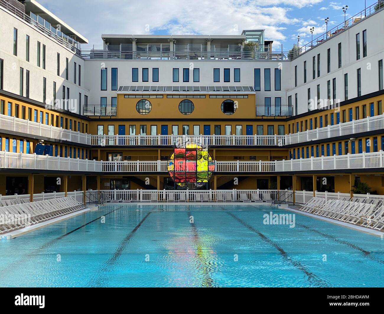 France, Paris, février 22, 2020, piscine de luxe à Molitor Hotel MGallery by Sofitel Hotel à Paris XVI, avec un artiste Amélie Lengrand exibiti Banque D'Images