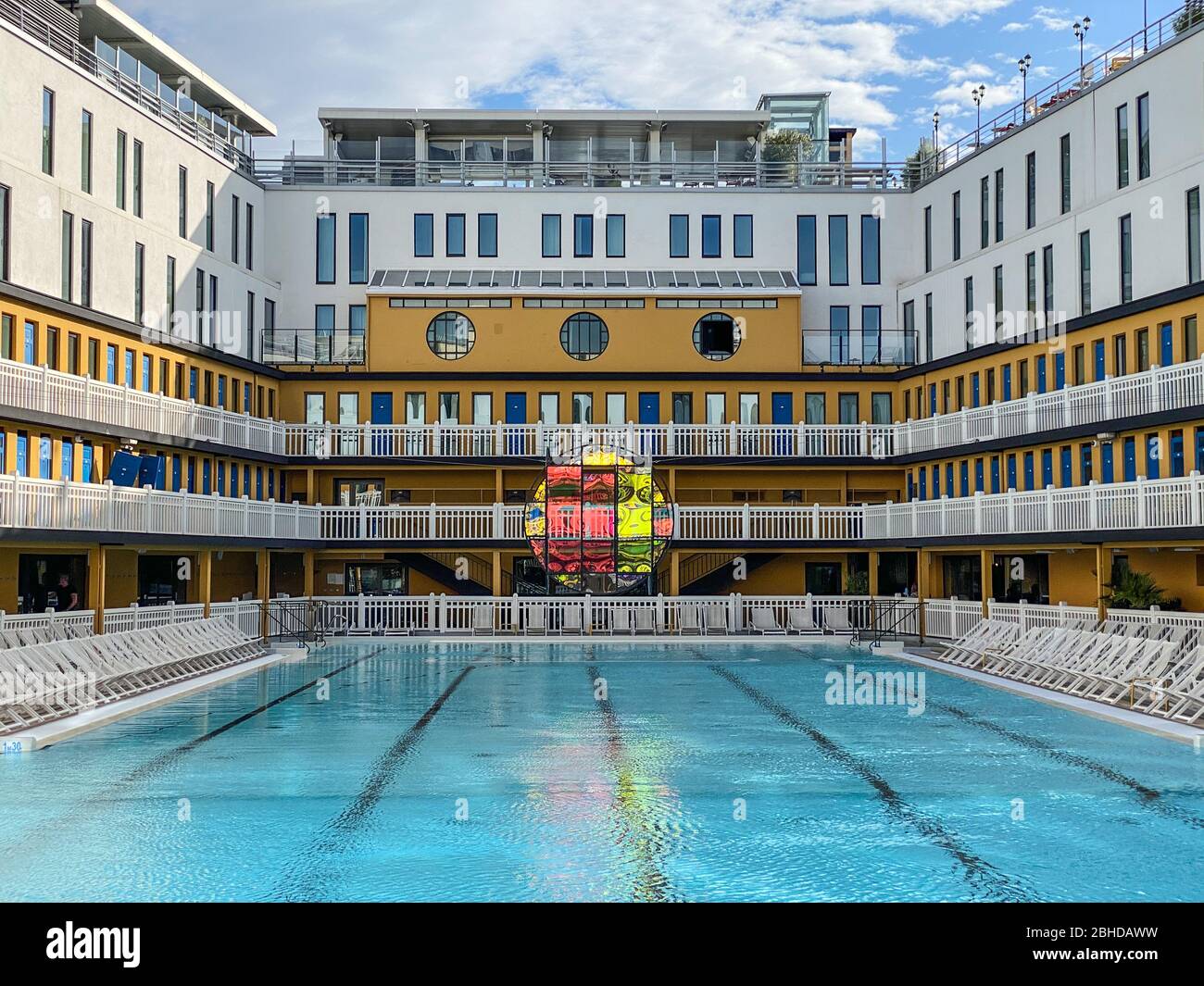 France, Paris, février 22, 2020, piscine de luxe à Molitor Hotel MGallery by Sofitel Hotel à Paris XVI, avec un artiste Amélie Lengrand exibiti Banque D'Images