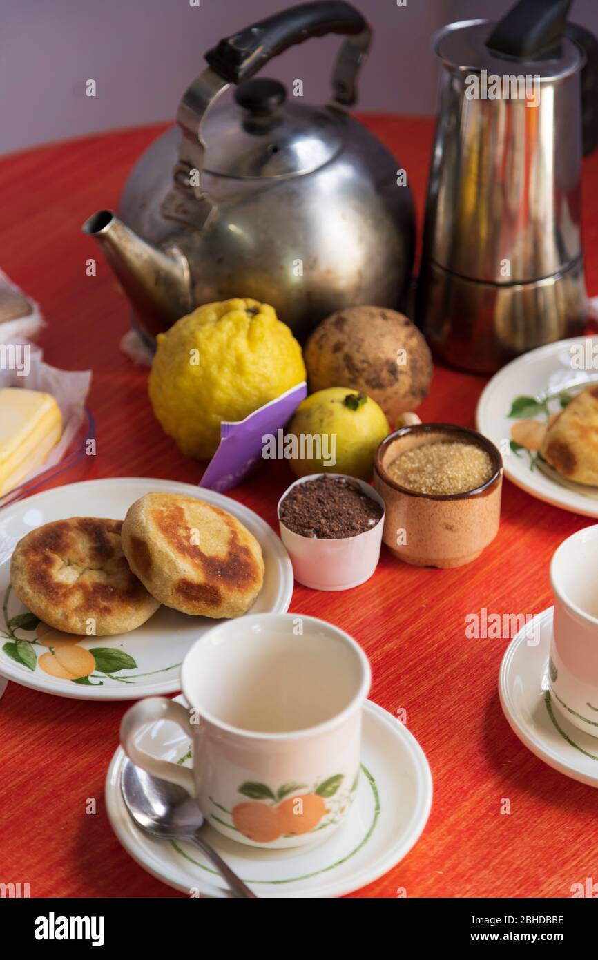 Une table pour deux personnes sans personne et sans chaises et sans thé dans les tabacups Banque D'Images