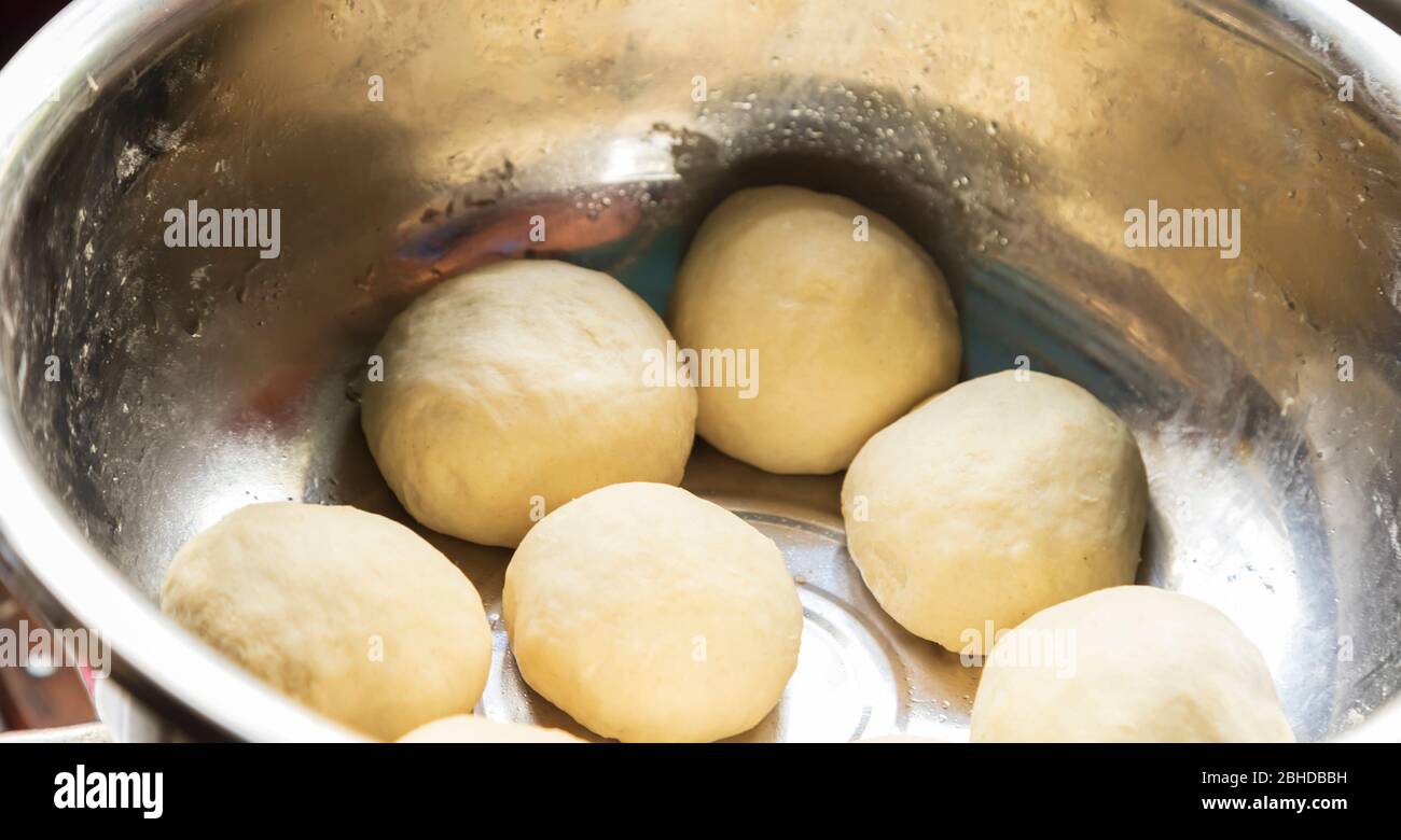 boules de pâte se levant dans un bol en acier inoxydable prêt à faire dhal puri Banque D'Images