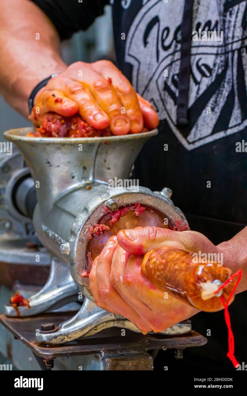 Nourrir le porc dans le hachoir puis le tubage pour faire des saucisses italiennes séchées Banque D'Images