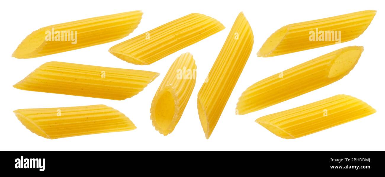 Pâtes penne rigate italien brut isolé sur fond blanc Banque D'Images