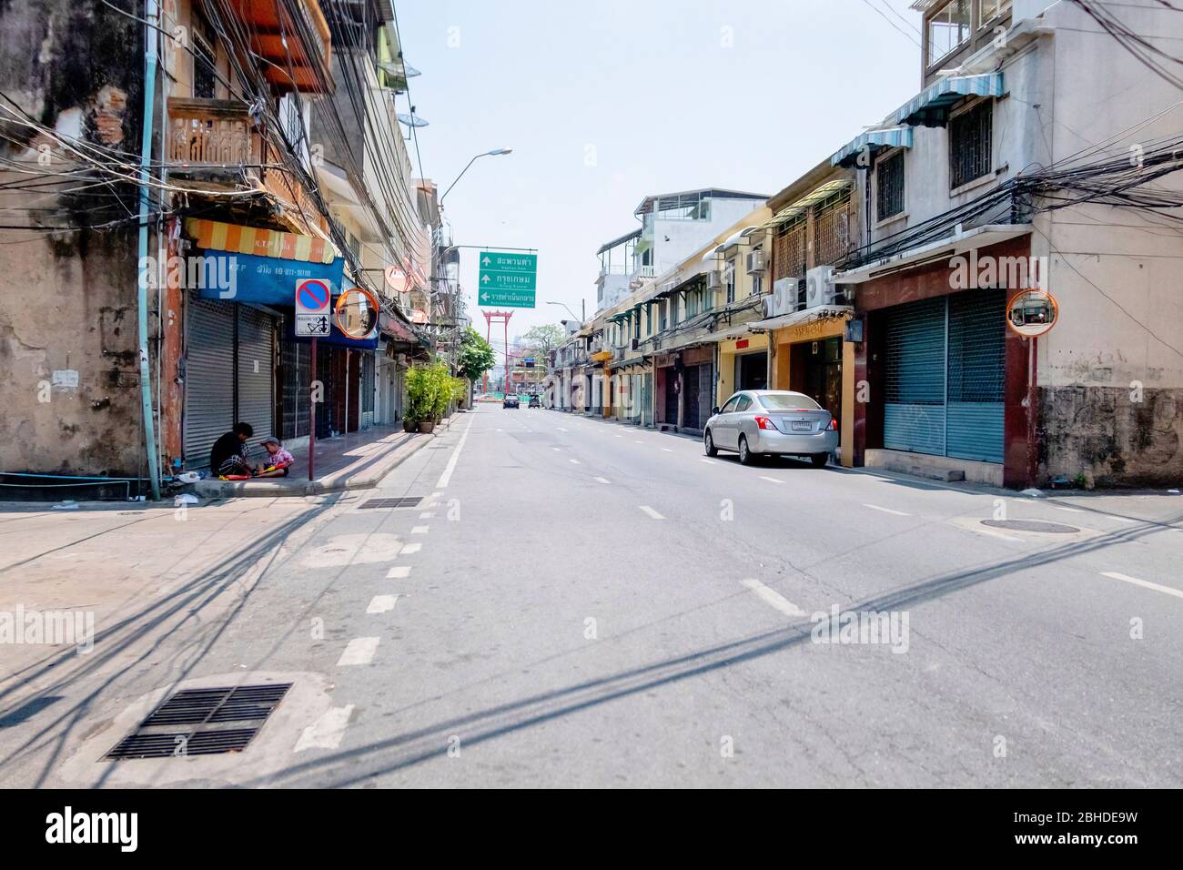 La voiture argentée est en circulation dans la rue et deux femmes marchent à côté de la route sans pavé à Bangkok, Thaïlande le 14 avril 2018 Banque D'Images