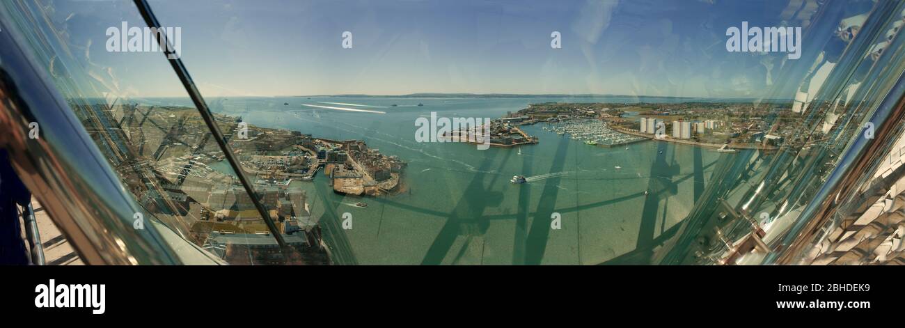 Vue panoramique vers le sud sur Solent et l'île de Wight depuis la terrasse panoramique de la Tour Spinnaker, les quais de Gunwharf, Portsmouth, Hampshire, Angleterre, Royaume-Uni Banque D'Images