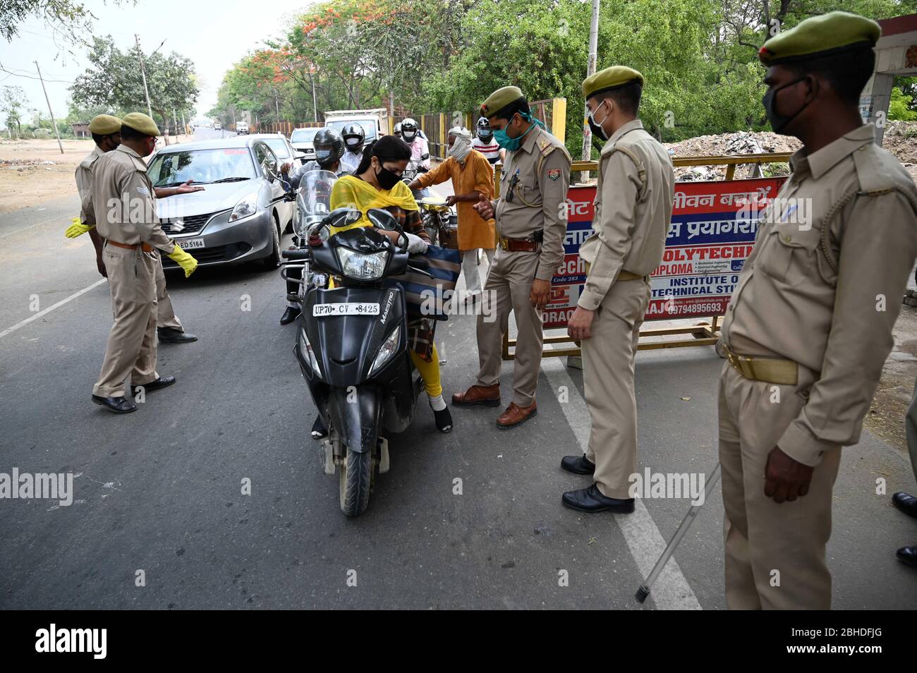 Prayagraj, Inde. 25 avril 2020. Prayagraj: Police vérifier le banlieue à l'entrée de la ville après 3 COVID-19 cas positifs trouvés lors d'un verrouillage national imposé par le gouvernement comme une mesure préventive contre le Coronavirus COVID-19, à Allahabad le 24 avril 2020. (Photo de Prabhat Kumar Verma/Pacific Press) crédit: Pacific Press Agency/Alay Live News Banque D'Images