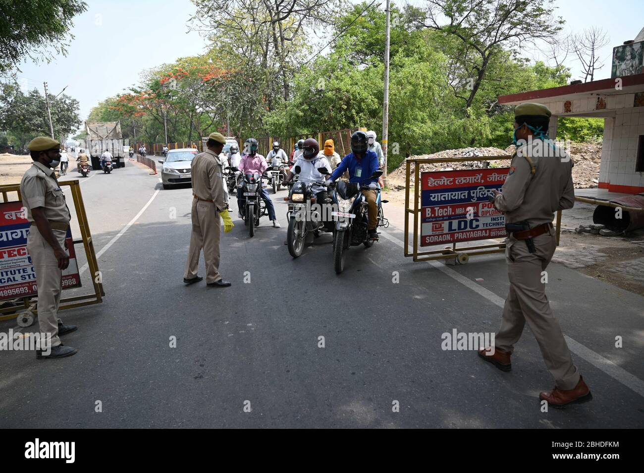 Prayagraj, Inde. 25 avril 2020. Prayagraj: Police vérifier le banlieue à l'entrée de la ville après 3 COVID-19 cas positifs trouvés lors d'un verrouillage national imposé par le gouvernement comme une mesure préventive contre le Coronavirus COVID-19, à Allahabad le 24 avril 2020. (Photo de Prabhat Kumar Verma/Pacific Press) crédit: Pacific Press Agency/Alay Live News Banque D'Images