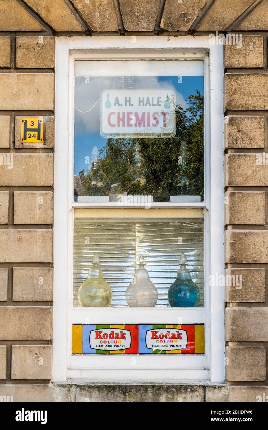 Fenêtre de boutique traditionnelle pour les chimistes avec publicité pour les films et les tirages couleur Kodak. Banque D'Images