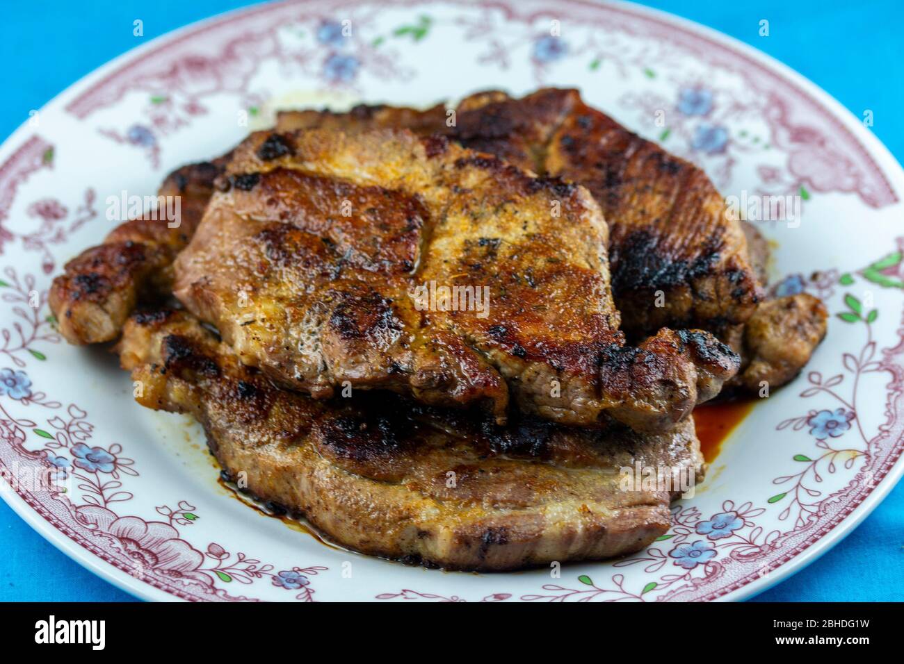 Délicieux steak de bœuf juteux cuit dans une poêle à frire Banque D'Images