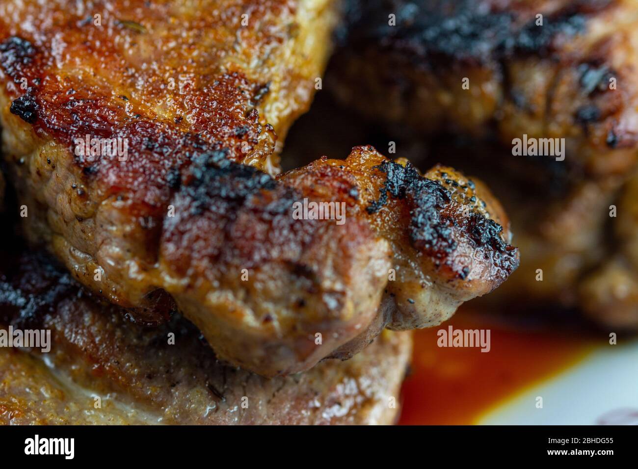 Macro sur un délicieux steak de bœuf juteux cuit dans une poêle à frire Banque D'Images