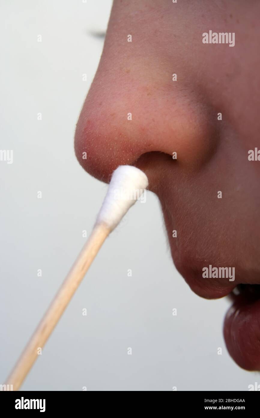 Ecouvillon de prise pour enfant. Examen médical. Enfant de test médical. Banque D'Images