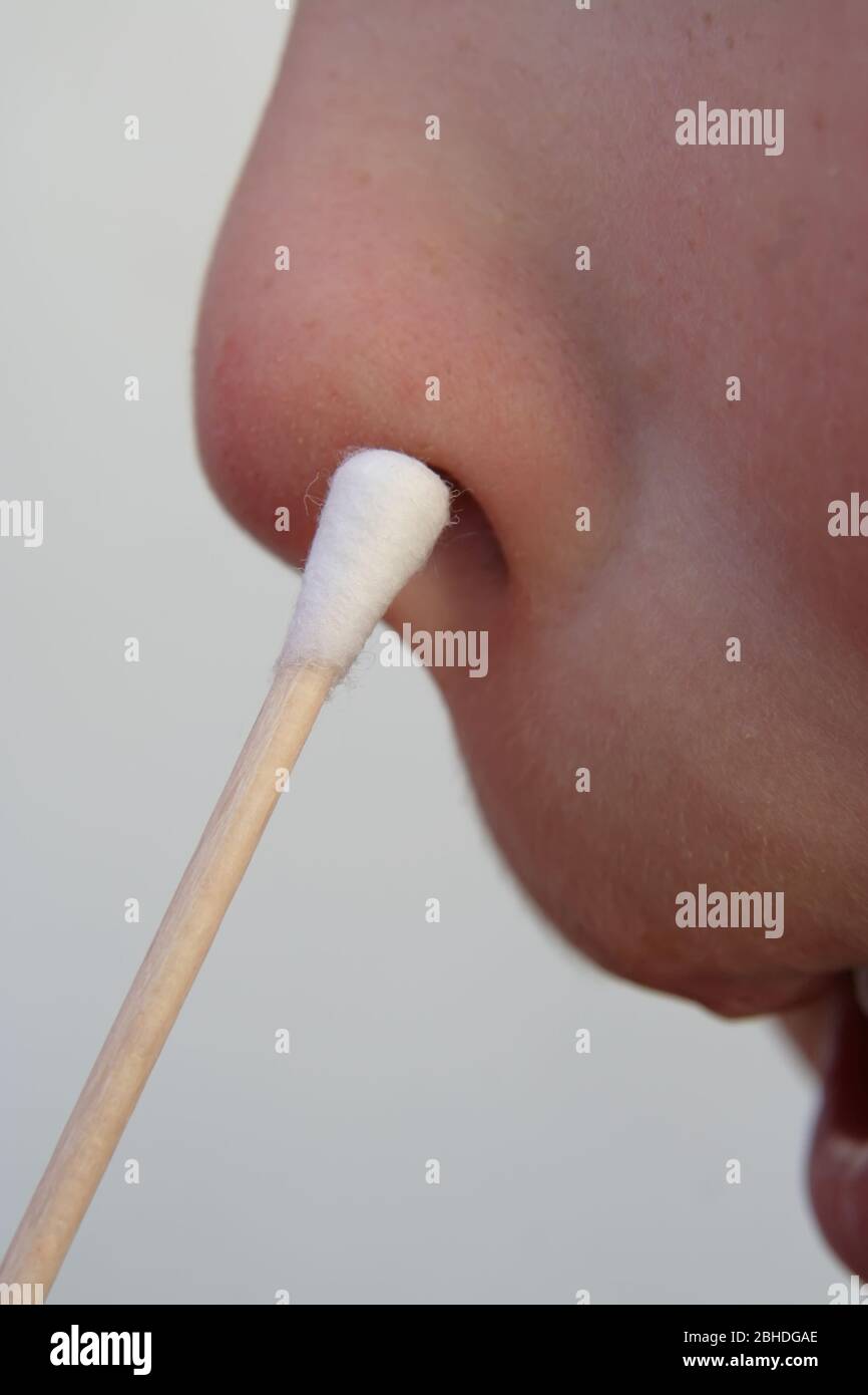 Ecouvillon de prise pour enfant. Examen médical. Enfant de test médical. Banque D'Images