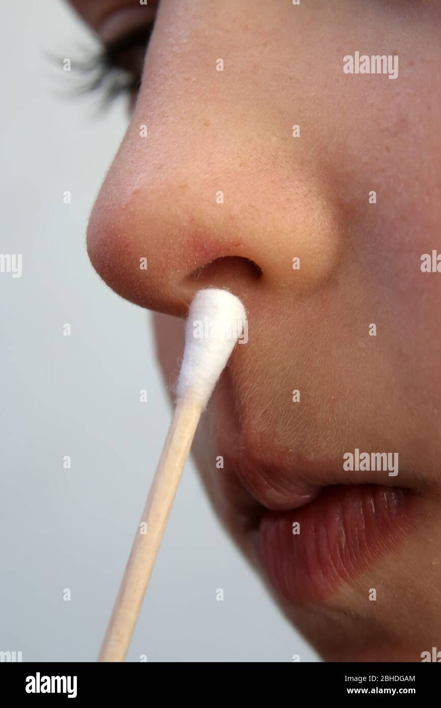 Ecouvillon de prise pour enfant. Examen médical. Enfant de test médical. Banque D'Images