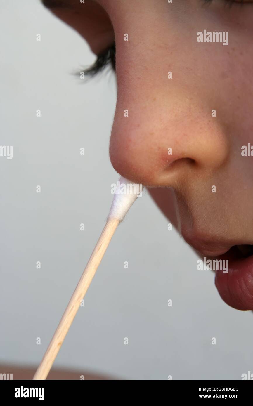 Ecouvillon de prise pour enfant. Examen médical. Enfant de test médical. Banque D'Images