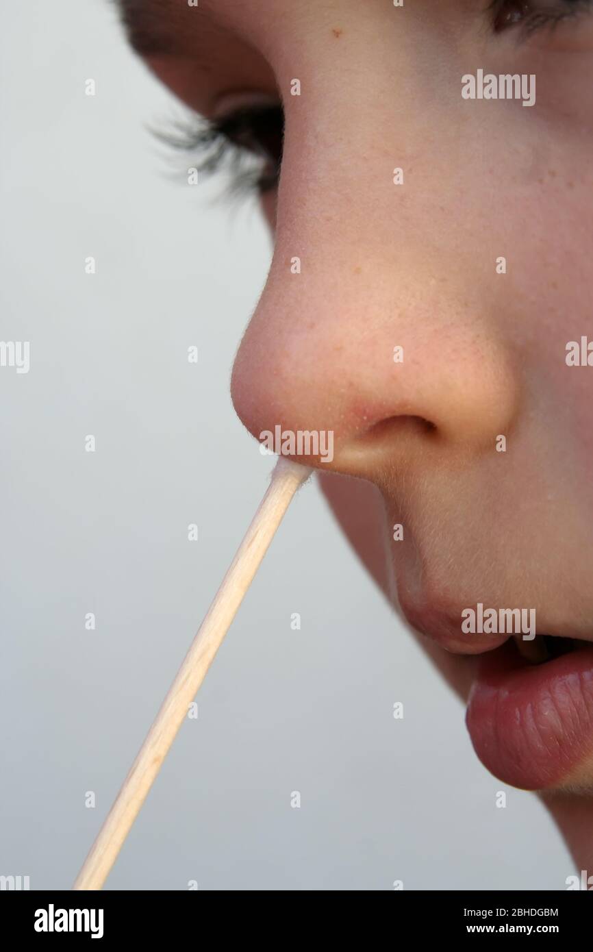 Ecouvillon de prise pour enfant. Examen médical. Enfant de test médical. Banque D'Images