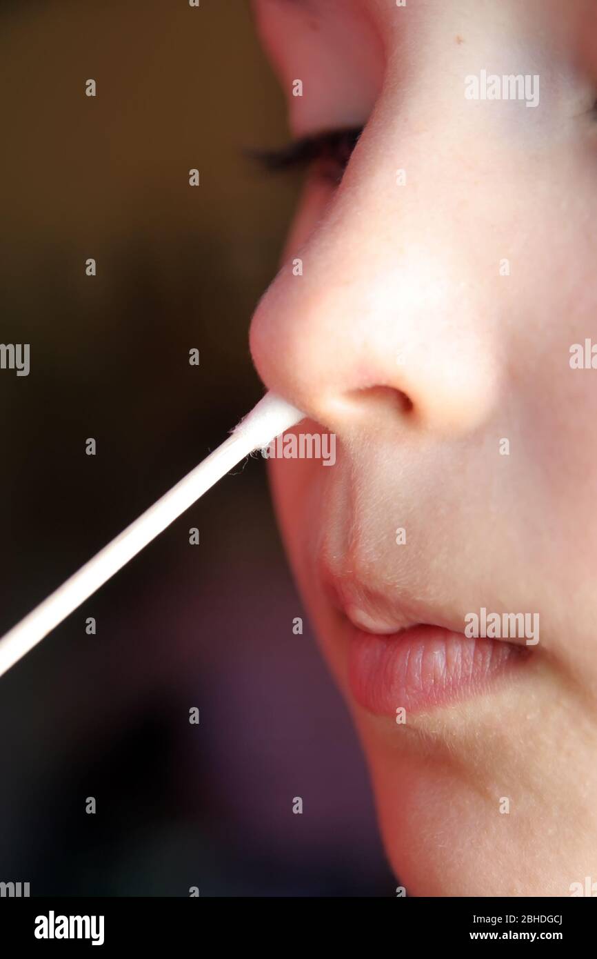 Ecouvillon de prise pour enfant. Examen médical. Enfant de test médical. Banque D'Images