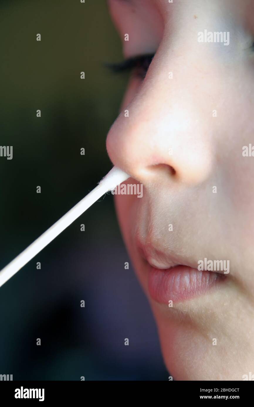 Ecouvillon de prise pour enfant. Examen médical. Enfant de test médical. Banque D'Images