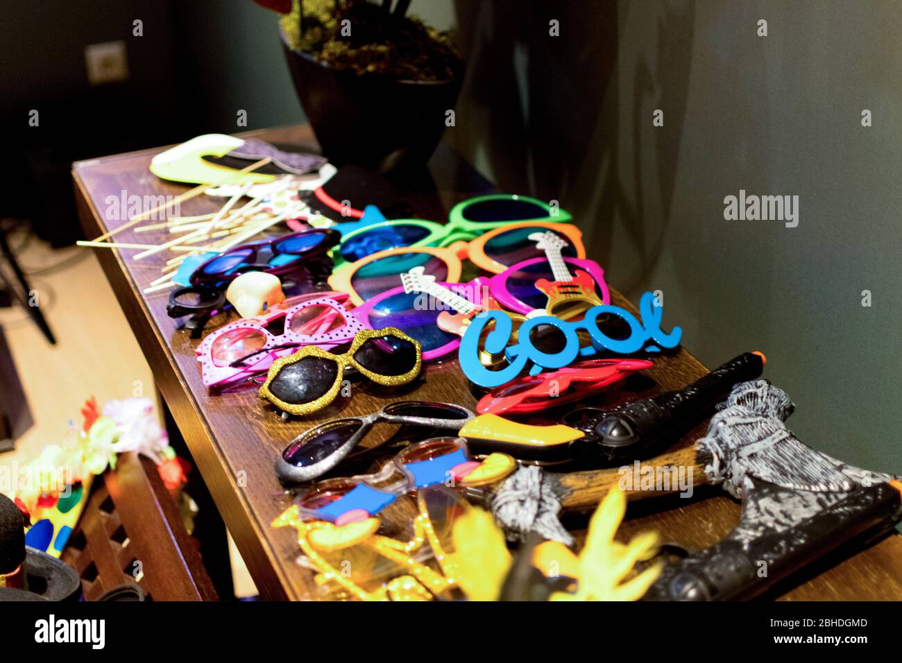 Accessoires amusants, chapeaux, lunettes et moustaches pour le mariage Banque D'Images