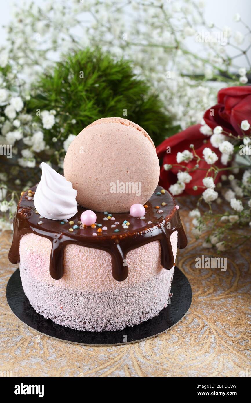 Gateau Frais De Luxe Au Chocolat Macaron Sur Le Dessert Restauration Diner Manger Manger Partager La Partie Concept Fete Des Meres Saint Valentin Fete Des Femmes Photo Stock Alamy