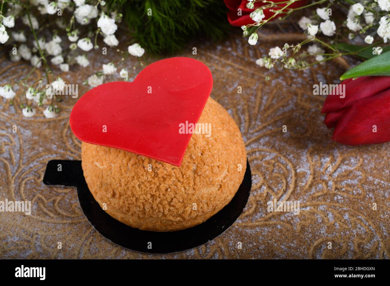 Pate Chou Aux Couleurs Vives Dessert Chou A La Creme Ideal Pour La Fete Des Meres La Saint Valentin La Fete Des Femmes Le Concept De Joyeux Anniversaire Photo Stock Alamy