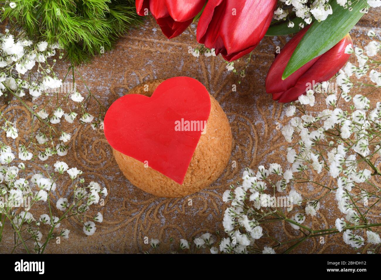 Pate Chou Aux Couleurs Vives Dessert Chou A La Creme Ideal Pour La Fete Des Meres La Saint Valentin La Fete Des Femmes Le Concept De Joyeux Anniversaire Photo Stock Alamy