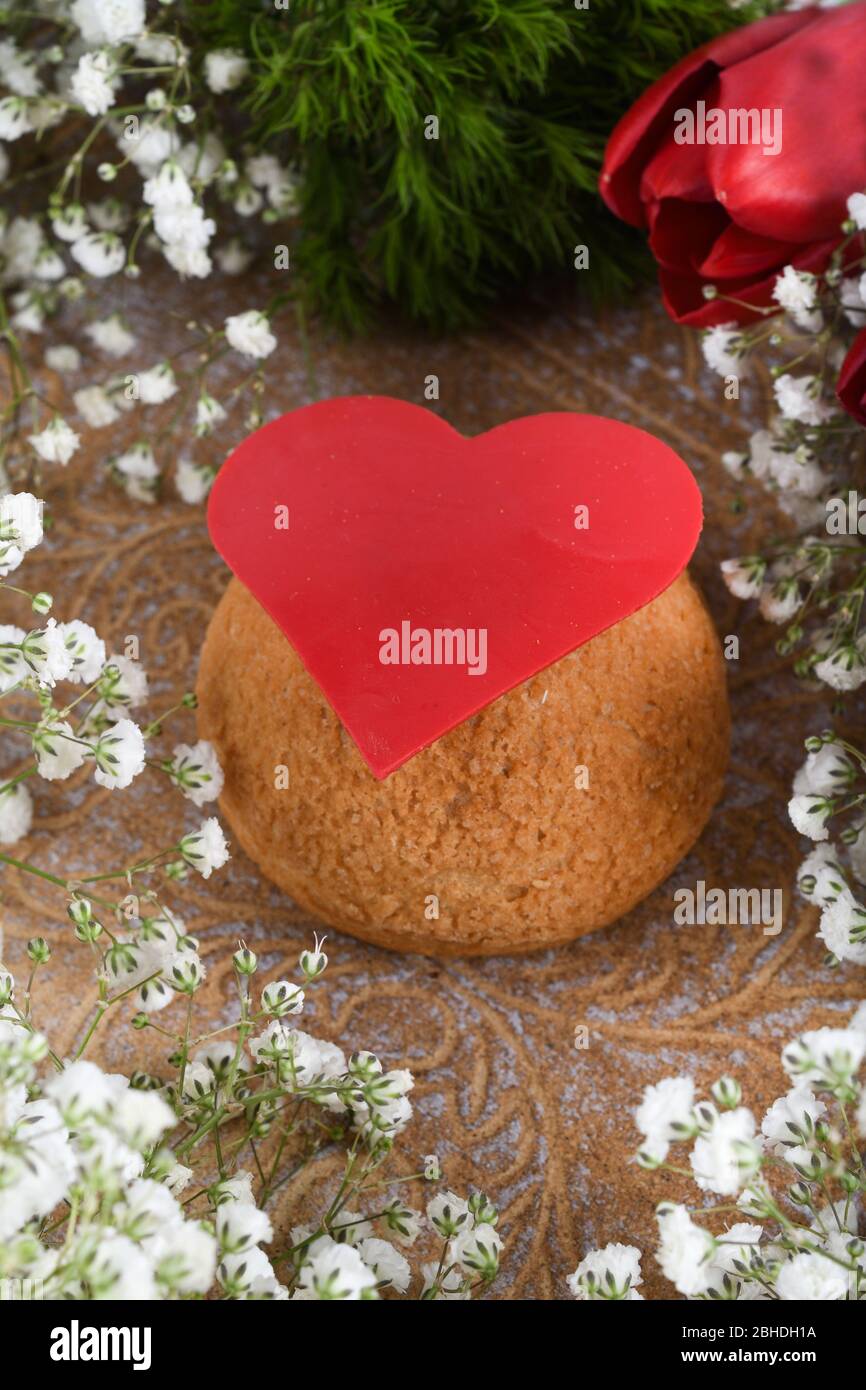 Pate Chou Aux Couleurs Vives Dessert Chou A La Creme Ideal Pour La Fete Des Meres La Saint Valentin La Fete Des Femmes Le Concept De Joyeux Anniversaire Photo Stock Alamy