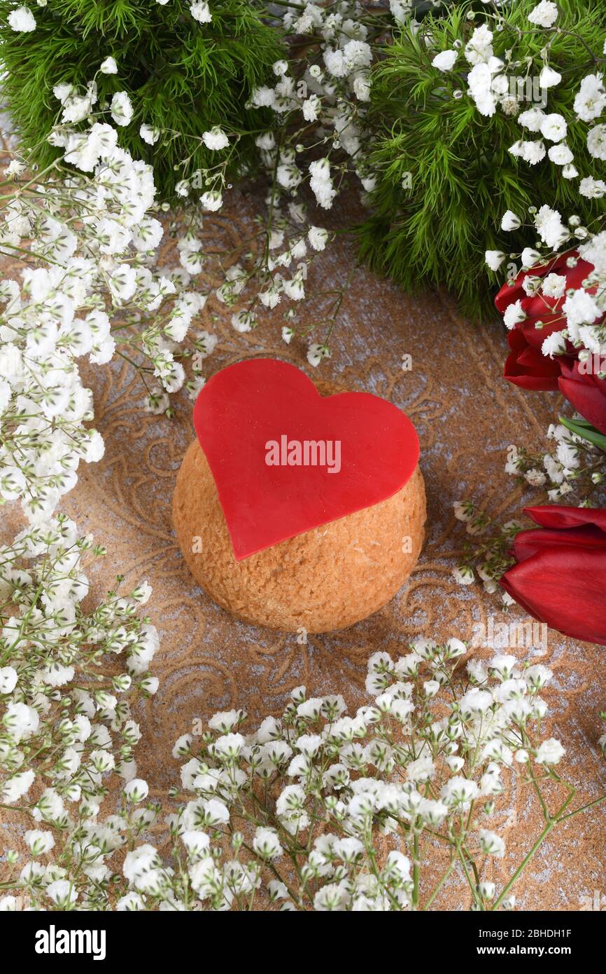 Pate Chou Aux Couleurs Vives Dessert Chou A La Creme Ideal Pour La Fete Des Meres La Saint Valentin La Fete Des Femmes Le Concept De Joyeux Anniversaire Photo Stock Alamy