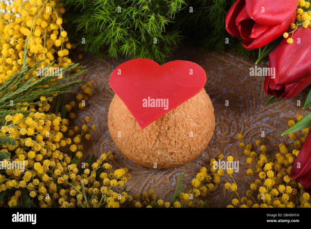 Pate Chou Aux Couleurs Vives Dessert Chou A La Creme Ideal Pour La Fete Des Meres La Saint Valentin La Fete Des Femmes Le Concept De Joyeux Anniversaire Photo Stock Alamy