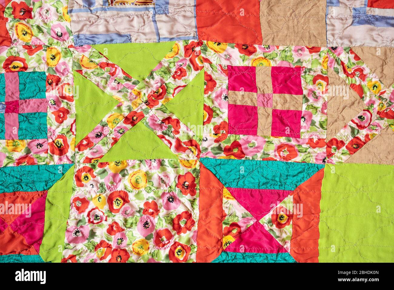 partie du foulard en patchwork cousu et froissé près Banque D'Images