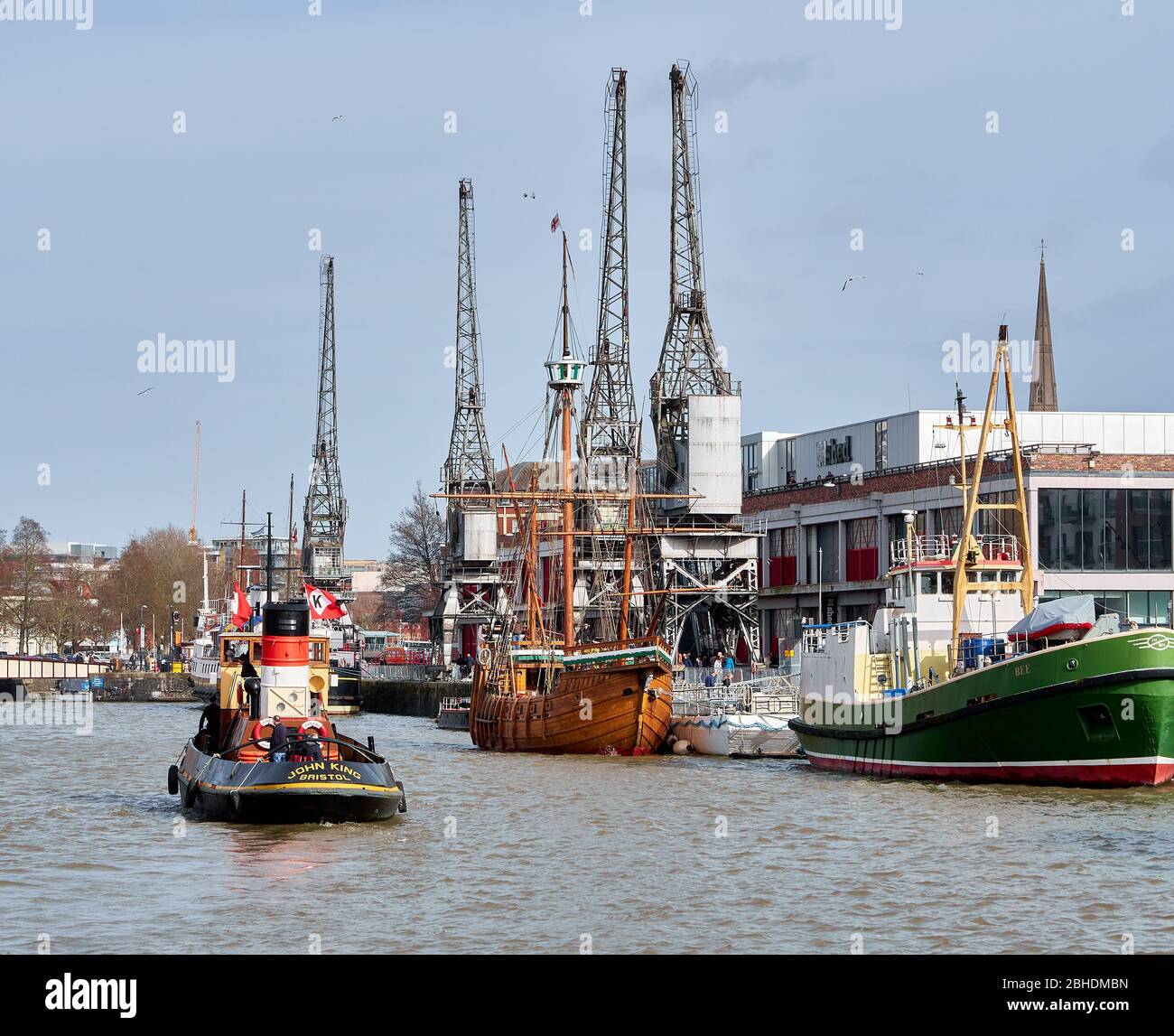 John King remorqueur The Matthew amd MV Bee à côté du M-shed et des grues de Bristol sur le port flottant de Bristol UK Banque D'Images