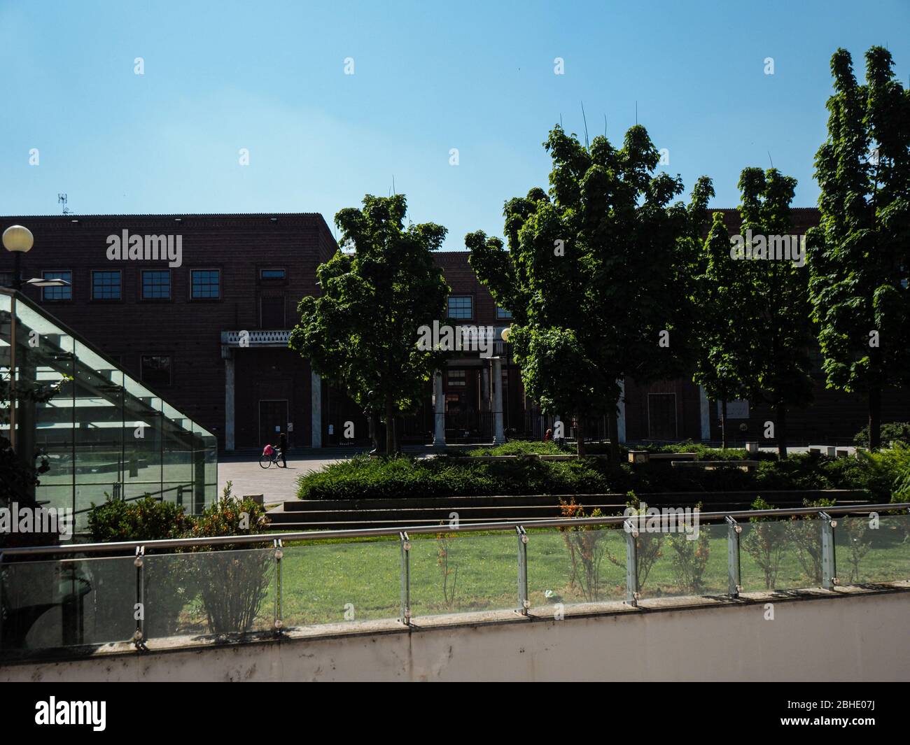 Cremona, Lombardie, Italie - 25 avril 2020 - les paysages urbains désertés dans le centre et la vie quotidienne de la ville pendant l'éclosion de coronavirus ville verrouillage Banque D'Images