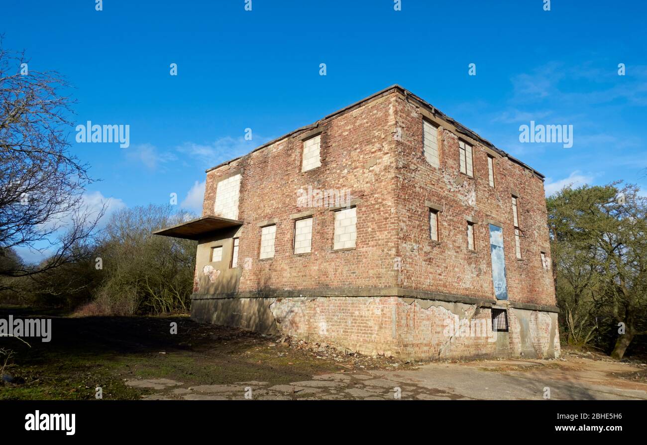 La tour de contrôle de la circulation aérienne abandonnée de RAF North Witham, un ancien aérodrome de la seconde Guerre mondiale situé à Twyford Wood, Lincolnshire, Angleterre. Banque D'Images