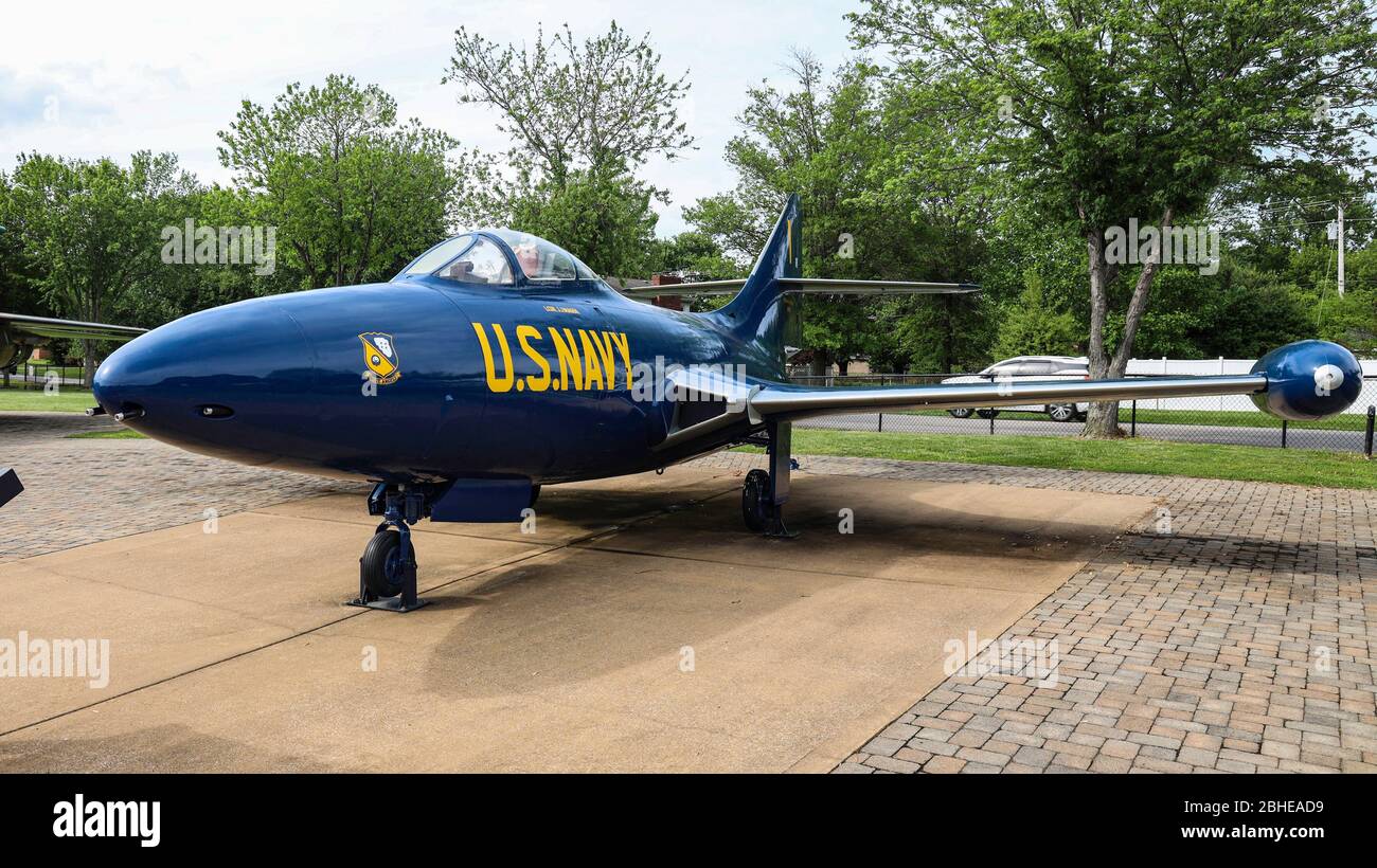 L'ère de la guerre de Corée Grumman F9F-5 Panther Navy Fighter jet sur l'affichage dans les couleurs Blue Angel au Aviation Heritage Park, Bowling Green, Kentucky, États-Unis Banque D'Images