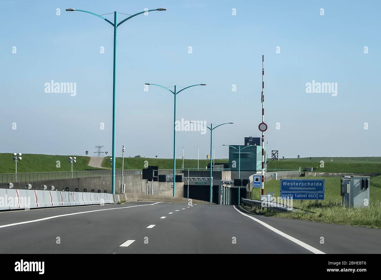 ZEELAND, 24-04-2020 , Allemagnenews, tolweg richting Westerscheldetunnel, Zeeland , The Westerscheldetunnel est un tunnel de 6,6 kilomètres dans le N 62 sous la Westerschelde entre Ellewoutsdijk sur Zuid-Beveland et Terneuzen dans Zeeuws-Vlaanderen, ce qui en fait le plus long tunnel pour le trafic routier aux Pays-Bas. De Westerscheldetunnel est un tunnel van de 6,6 km lang in de N62 onder de Westerschelde tussen Ellewoutsdijk op Zuid-Beveland en Terneuzen in Zeeuws-Vlaanderen en est daarmee de langste tunnel voor het wegverkeer van Nederland. Banque D'Images