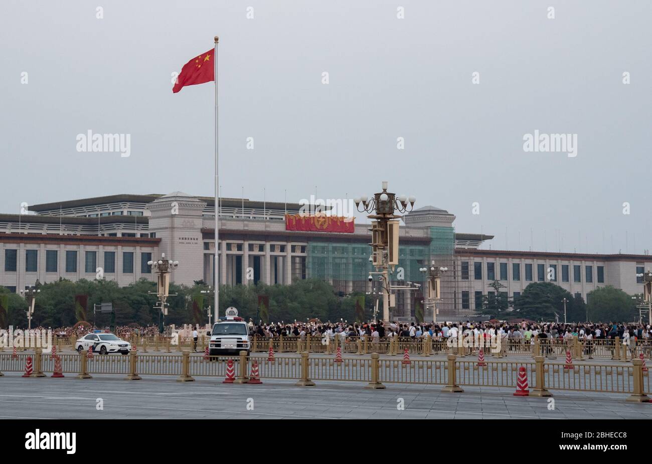 Les Chinois sur la place Tienanmen attendent la baisse du drapeau chinois à Pékin, Chine, Asie. Banque D'Images