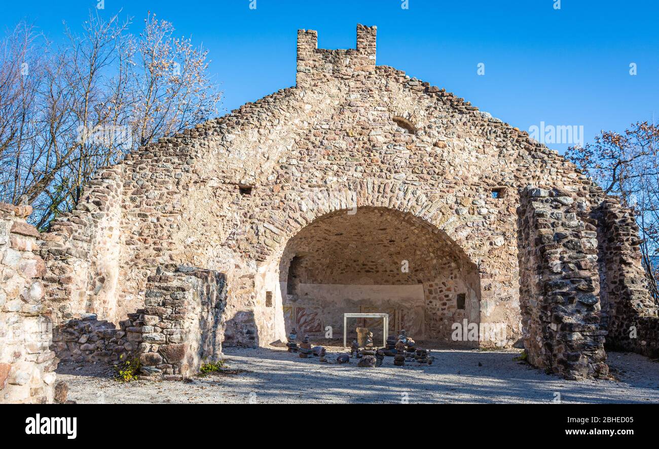 St. Peter ruines Tyrol du Sud le S. Peter ruines à Altenburg est probablement la plus ancienne ruine de l'église tyrolienne, Trentin-Haut-Adige, dans le nord de l'Italie Banque D'Images