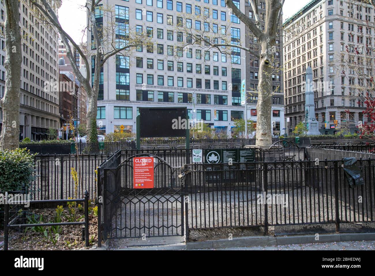 Jimmy's Dog Run à Madison Square Park, fermé à cause du coronavirus. Banque D'Images