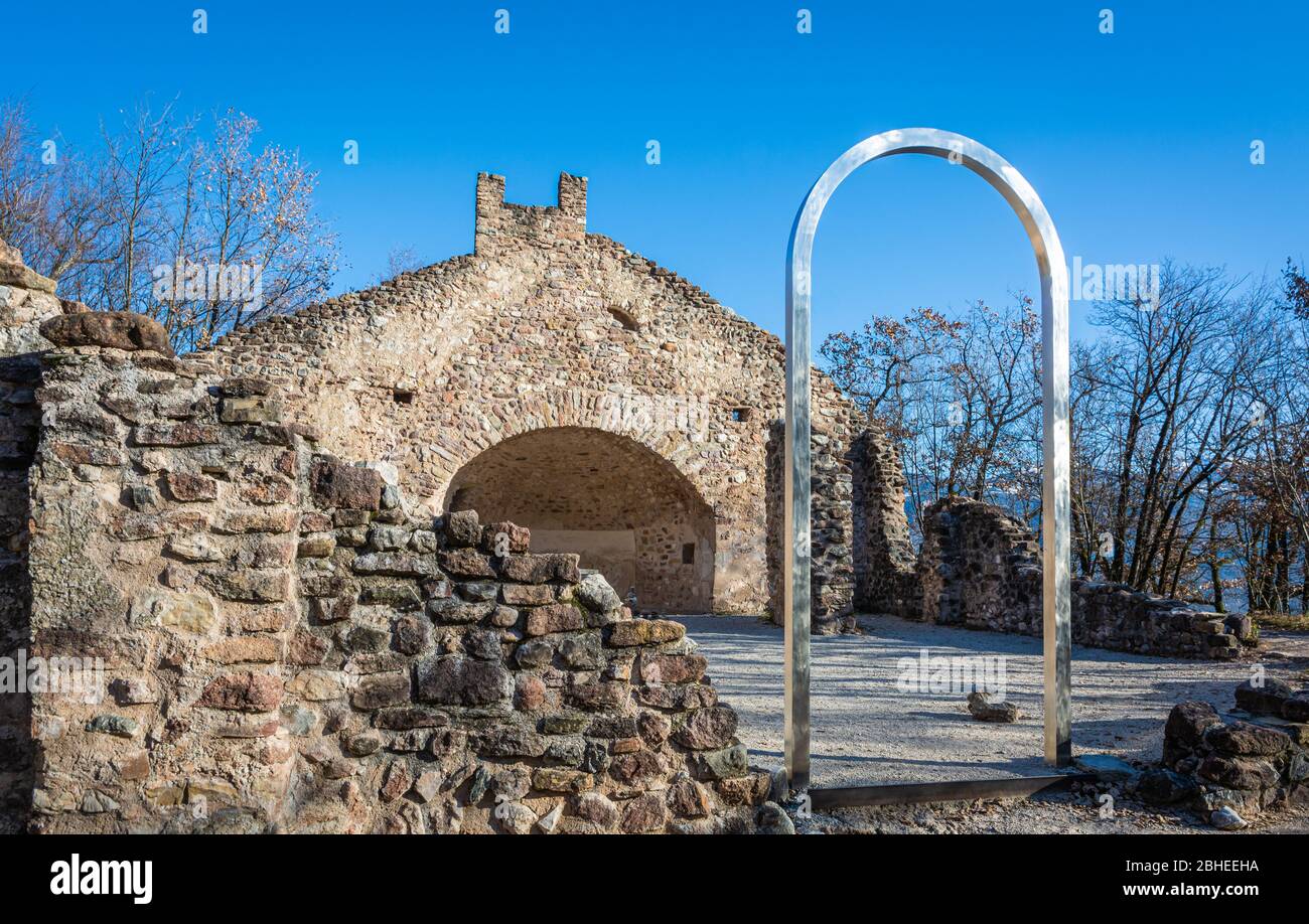 St. Peter ruines Tyrol du Sud le S. Peter ruines à Altenburg est probablement la plus ancienne ruine de l'église tyrolienne, Trentin-Haut-Adige, dans le nord de l'Italie Banque D'Images