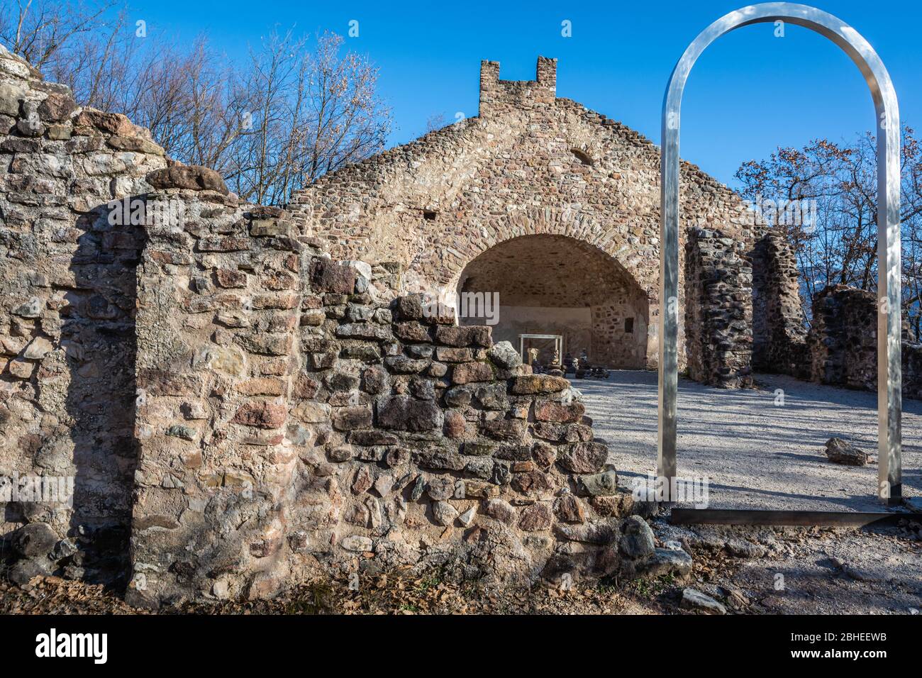 St. Peter ruines Tyrol du Sud le S. Peter ruines à Altenburg est probablement la plus ancienne ruine de l'église tyrolienne, Trentin-Haut-Adige, dans le nord de l'Italie Banque D'Images