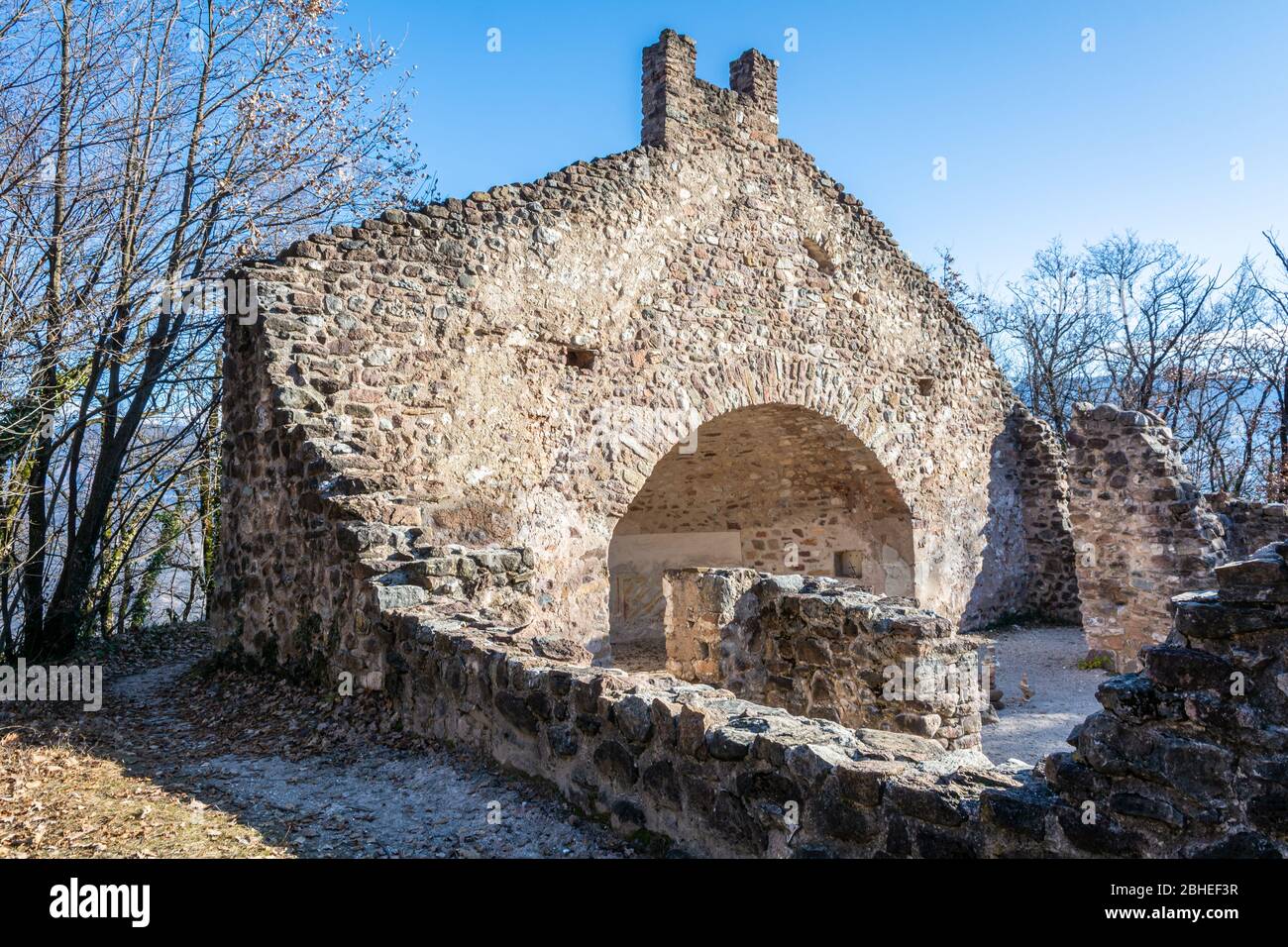 St. Peter ruines Tyrol du Sud le S. Peter ruines à Altenburg est probablement la plus ancienne ruine de l'église tyrolienne, Trentin-Haut-Adige, dans le nord de l'Italie Banque D'Images