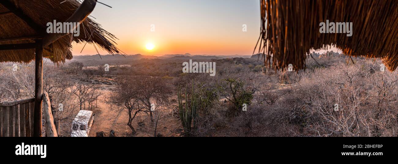 Magnifique lever de soleil dans le parc national de Matopos (sud du Zimbabwe) Banque D'Images