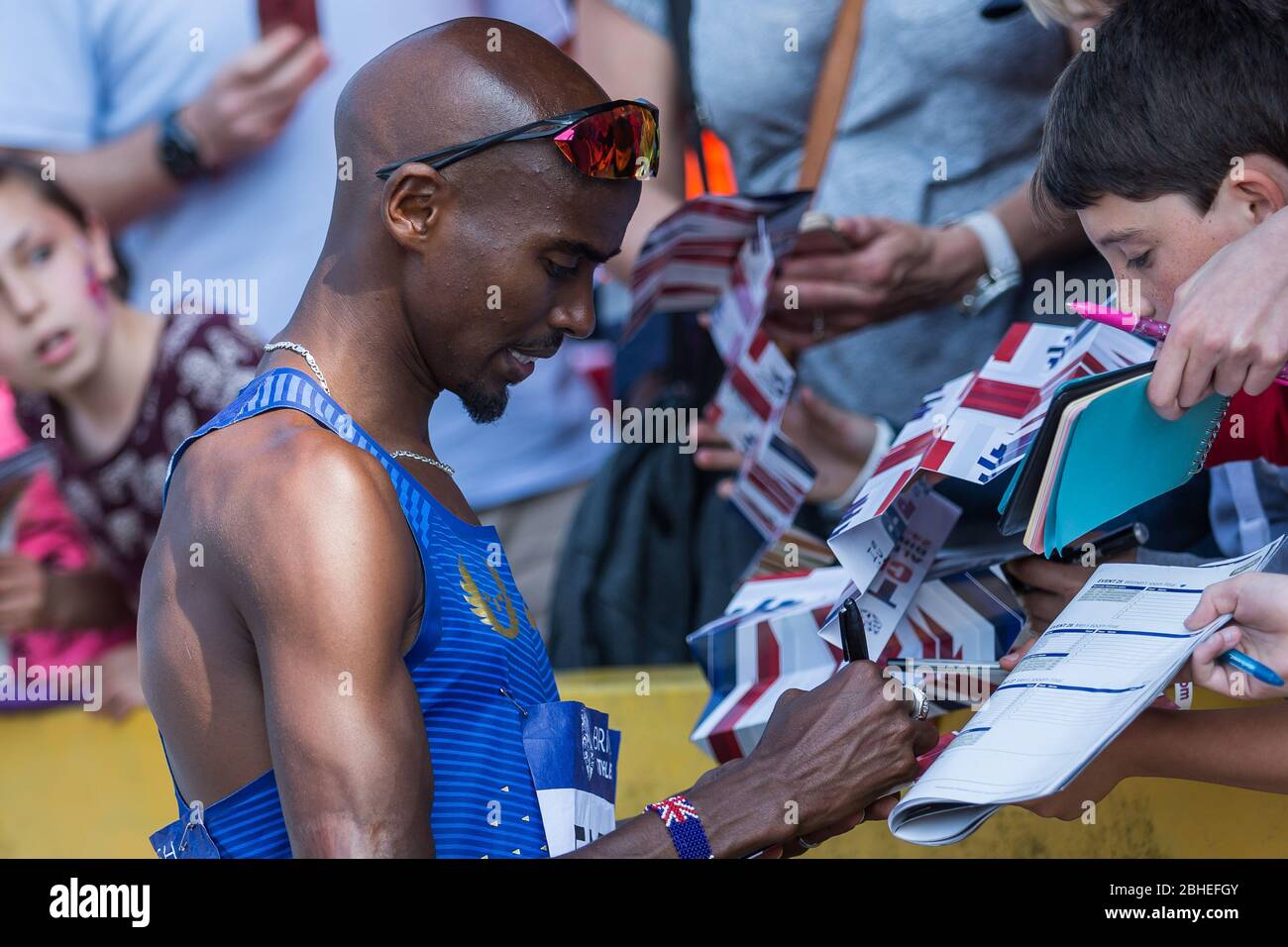 BIRMINGHAM, ANGLETERRE - Mo Farah (GBR) signe des autographes lors de la réunion de la Ligue des diamants de l'IAAF au stade Alexandra, Perry Bar, Birmingham le dimanche 5 juin 2016 (crédit: Toyin Oshodi | MI News) Banque D'Images