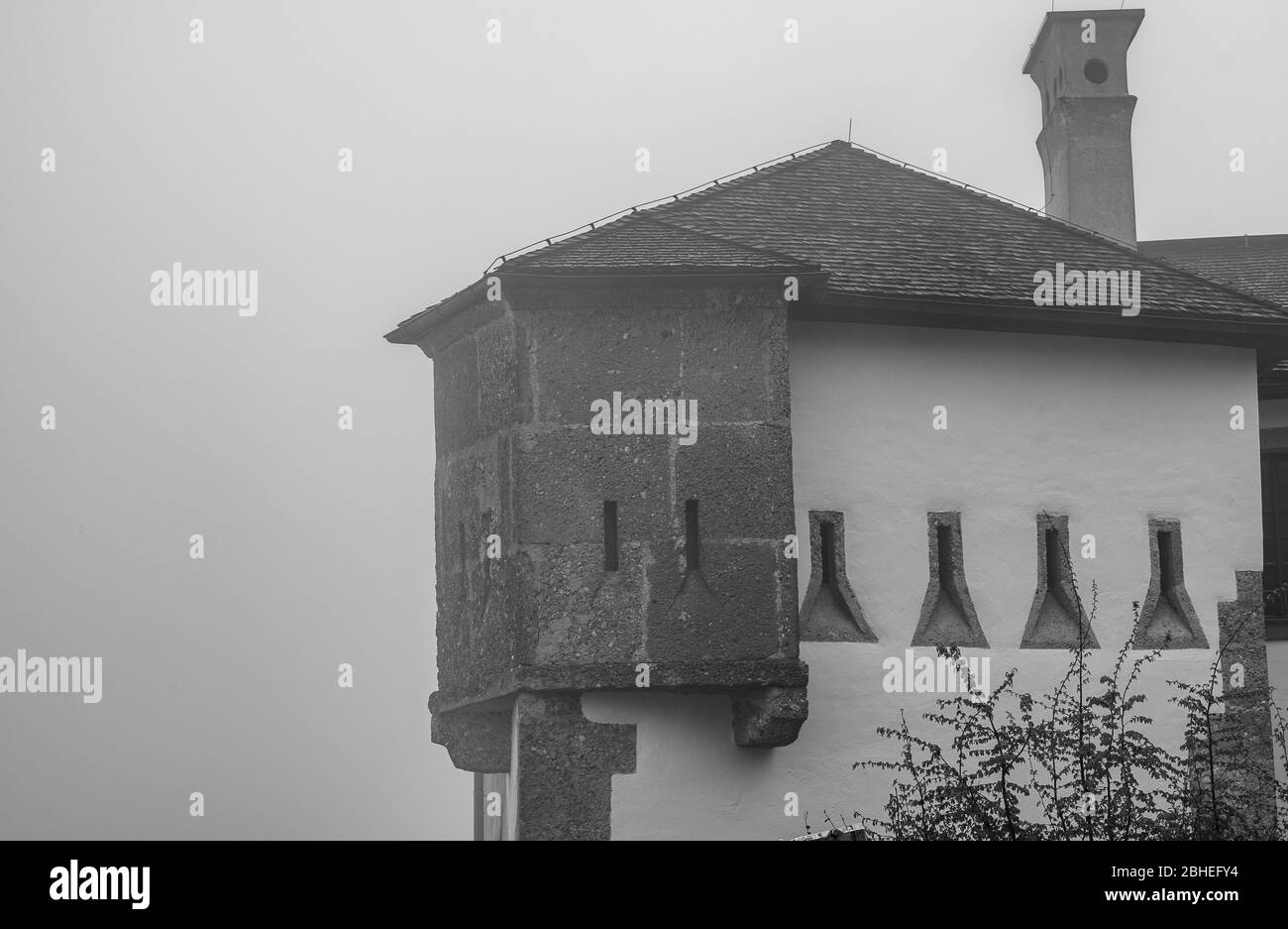 Ancienne maison dans le brouillard Banque D'Images