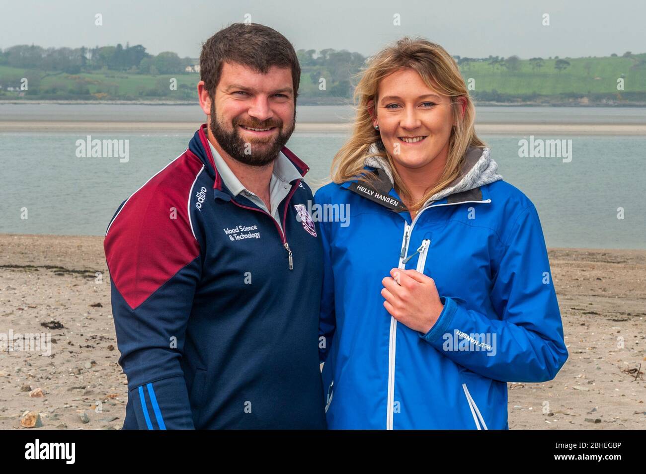 Courtmacsherry, West Cork, Irlande. 25 avril 2020. Lors d'une journée ensoleillée à West Cork, les habitants de Courtmacsherry Trevor Gray et Jessica Deane étaient à la sortie pour une promenade sur la plage de Courtmacsherry. Crédit: AG News/Alay Live News Banque D'Images