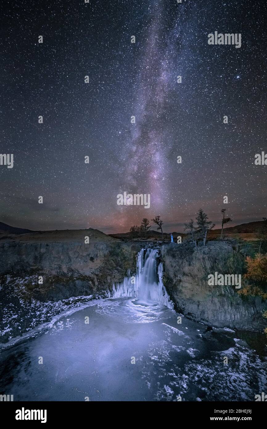 Chute d'Orchon la nuit avec ciel étoilé et voie lactée, Province d'Uvurkhangai, Mongolie, Asie Banque D'Images