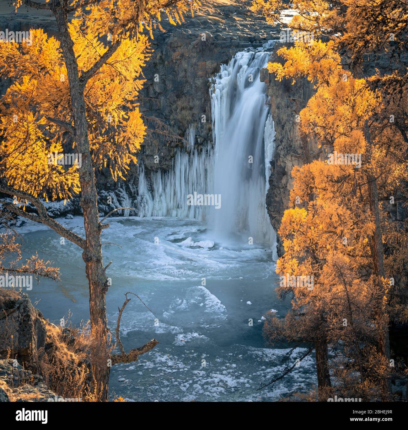 Cascade d'Orchon entourée d'arbres de couleur automnale, province d'Uvurkhangai, Mongolie, Asie Banque D'Images